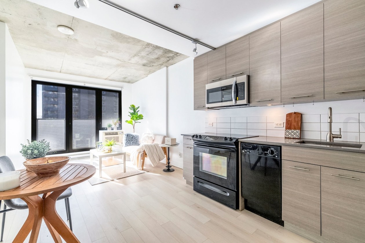 Vue d'ensemble — 1414 Rue Chomedey, Montréal