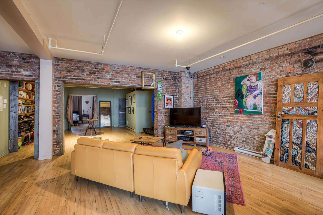 Salon — 2023 - 2025 Boul. St-Laurent, Montréal
