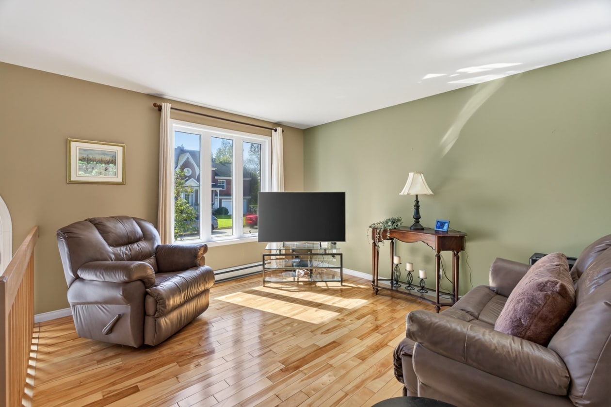 Salon — 191 Rue du Torrent, Sainte-Catherine-de-la-Jacques-Cartier
