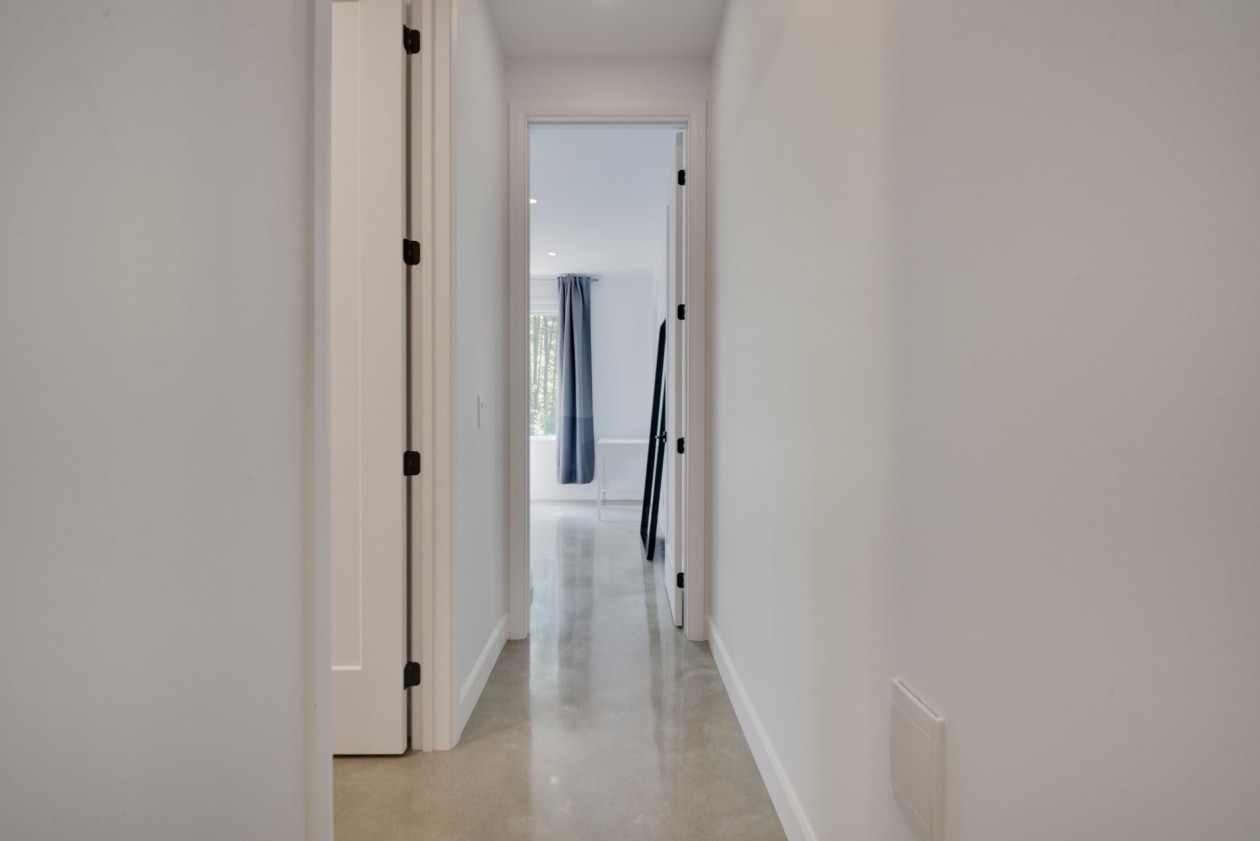 Corridor — Rue des Mélèzes, Fossambault-sur-le-Lac