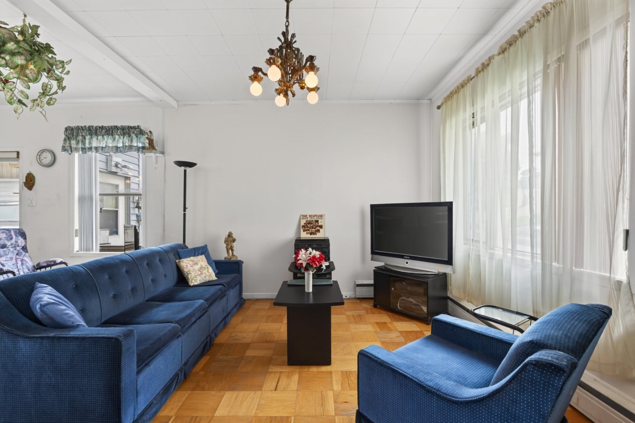 Salon — 233 Av. Ruel, Québec