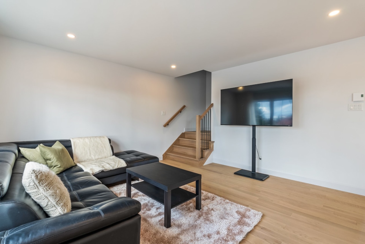 Salon — 33 Rue Mainguy, Shannon