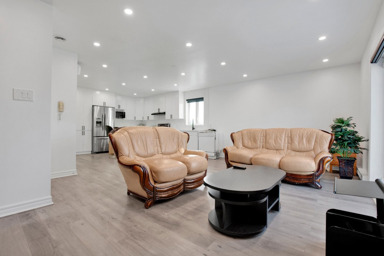 Salon — 3996 Rue Mance, Longueuil