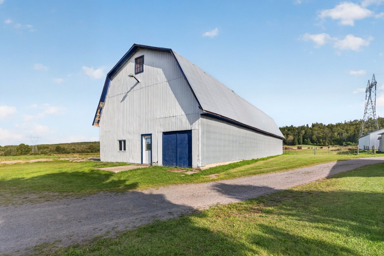 Grange — 661 3e Rang O., Saint-Anaclet-de-Lessard