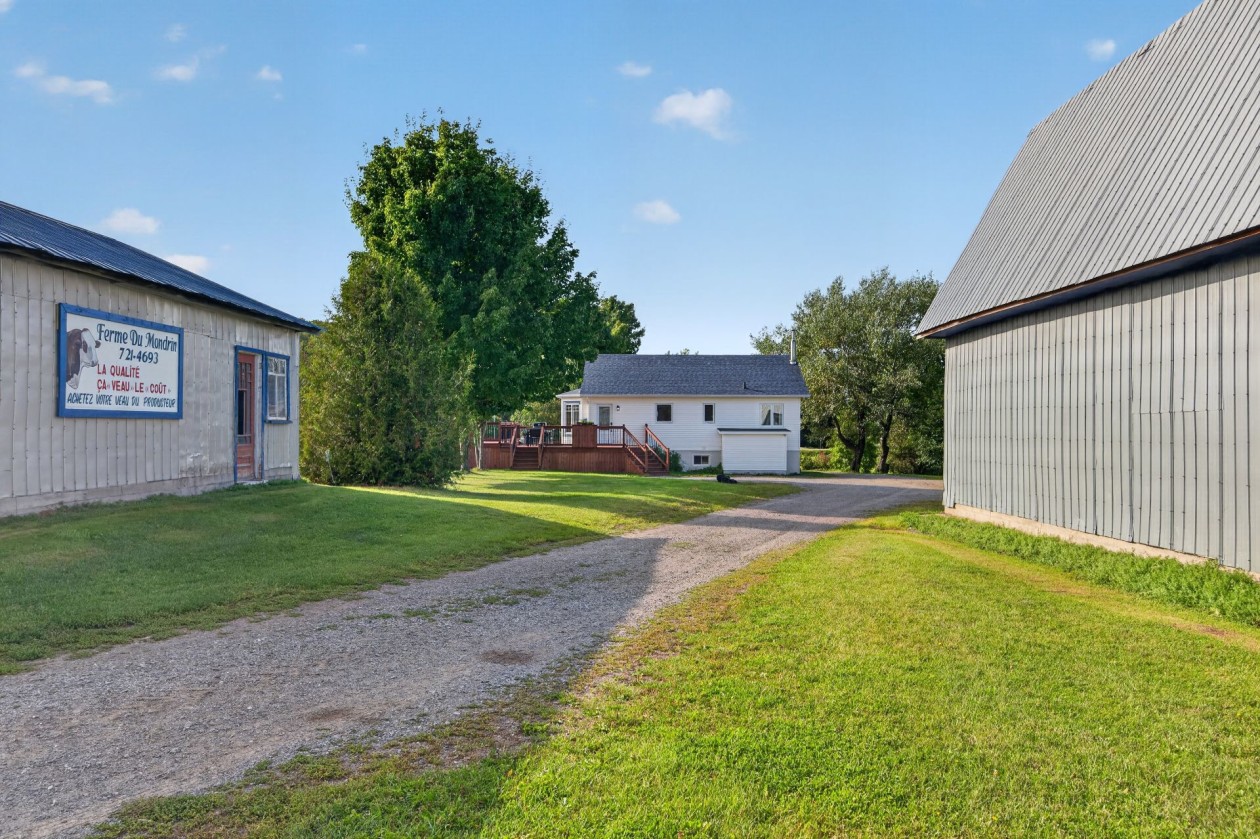 Cour — 661 3e Rang O., Saint-Anaclet-de-Lessard
