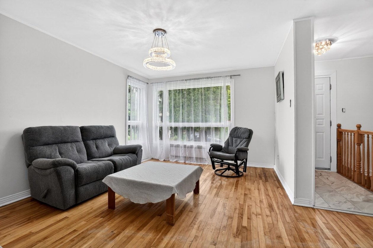 Salon — 780, Av. Curé-Cloutier, Laval (Duvernay), H7E4E4, Laval (Duvernay)