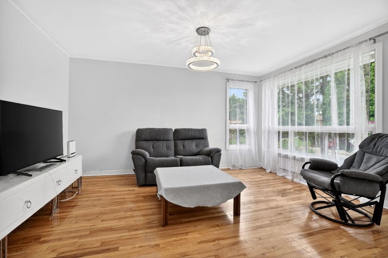 Salon — 780, Av. Curé-Cloutier, Laval (Duvernay), H7E4E4, Laval (Duvernay)