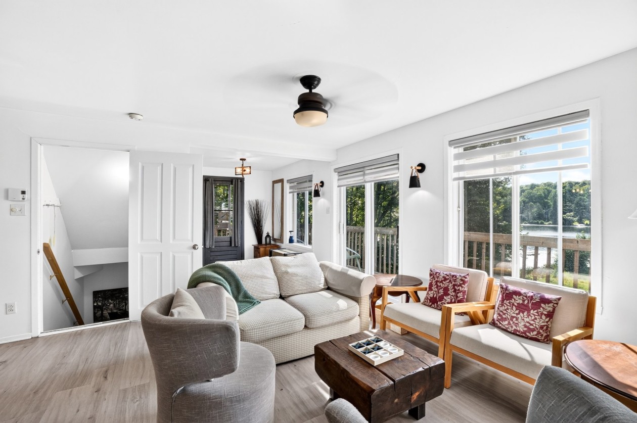 Salon — 865, Rue de la Montagne, Saint-Calixte, J0K1Z0, Saint-Calixte