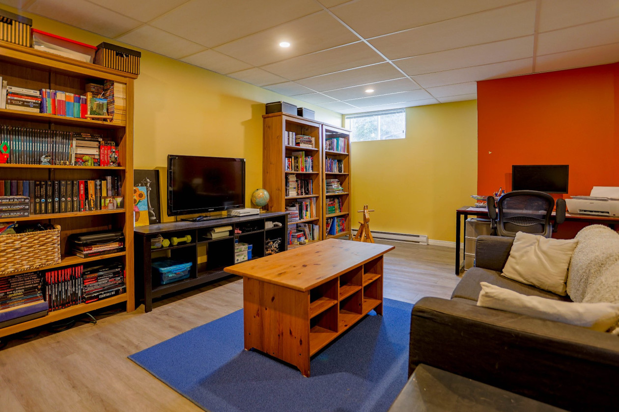 Salon — 360, Rue Cambert, Trois-Rivières, G9B1V1, Trois-Rivières