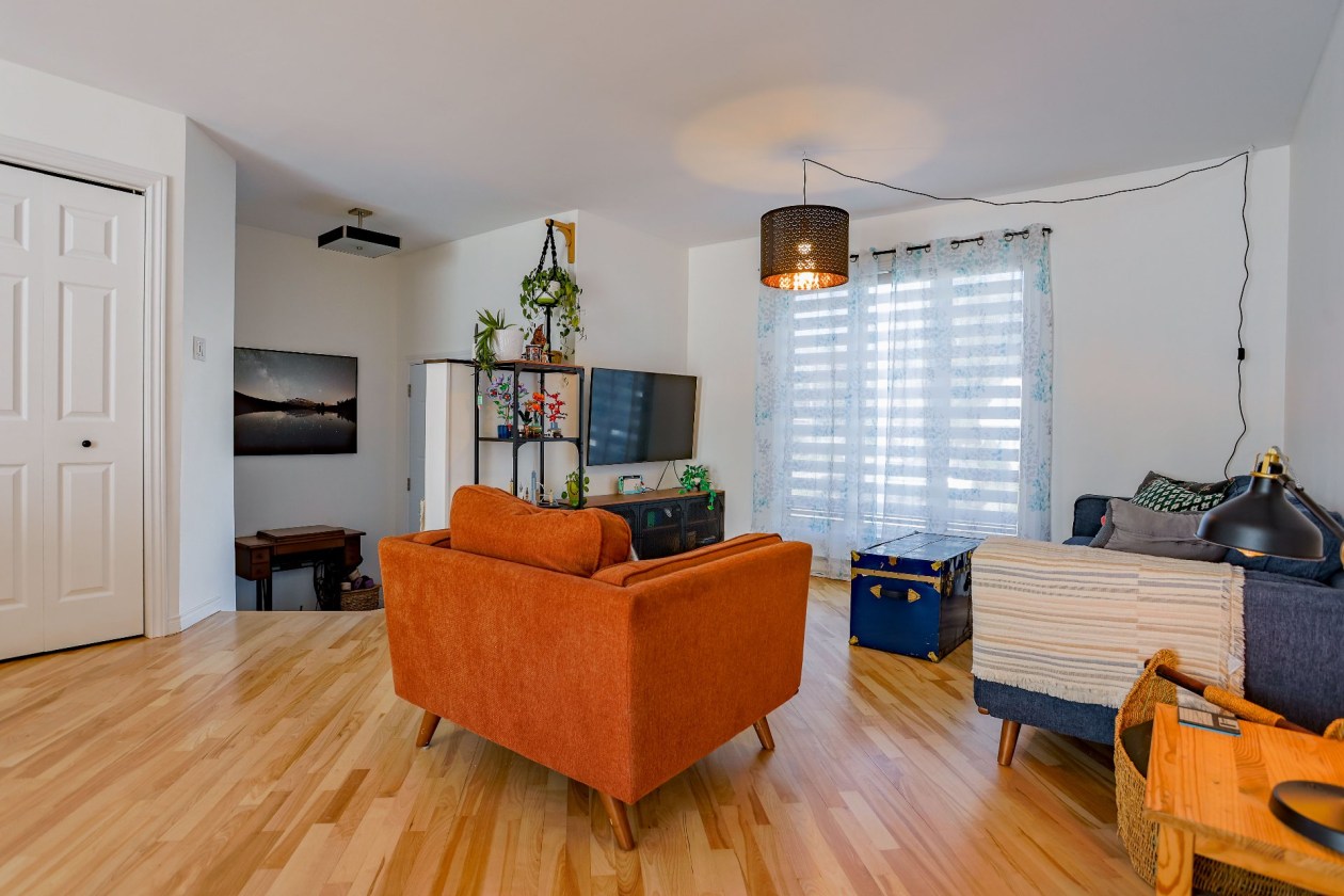 Salon — 360, Rue Cambert, Trois-Rivières, G9B1V1, Trois-Rivières