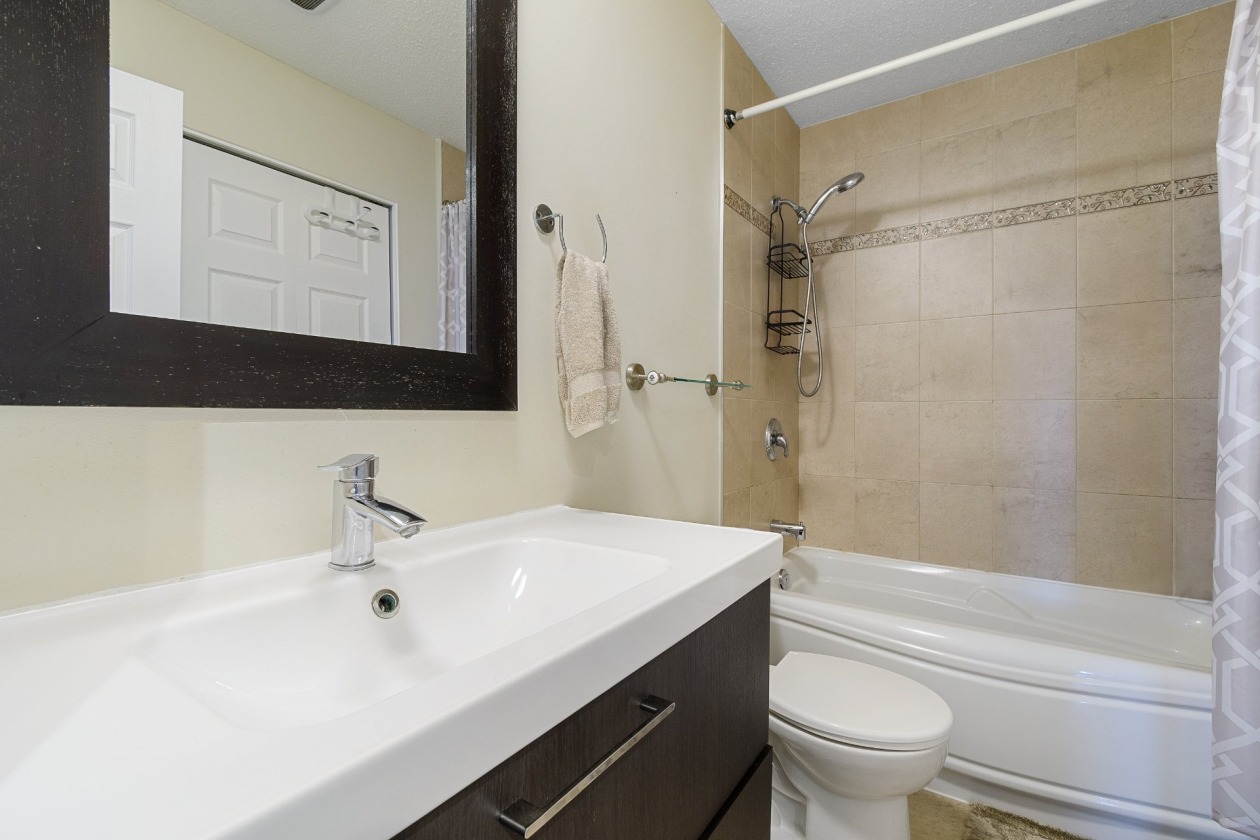 Salle de bains — 146 Rue de Lausanne, Gatineau