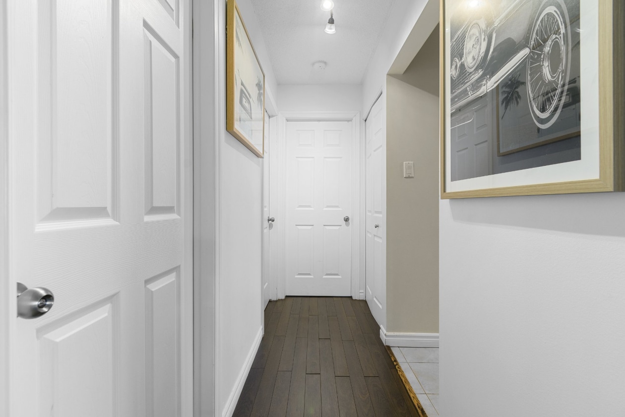 Corridor — 146 Rue de Lausanne, Gatineau