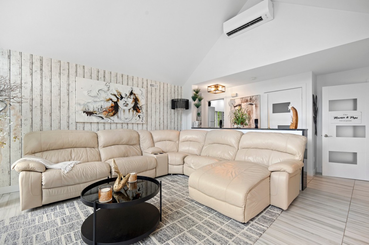 Salon — 18, Ch. des Rochers, Saint-Sauveur, J0R1R1, Saint-Sauveur