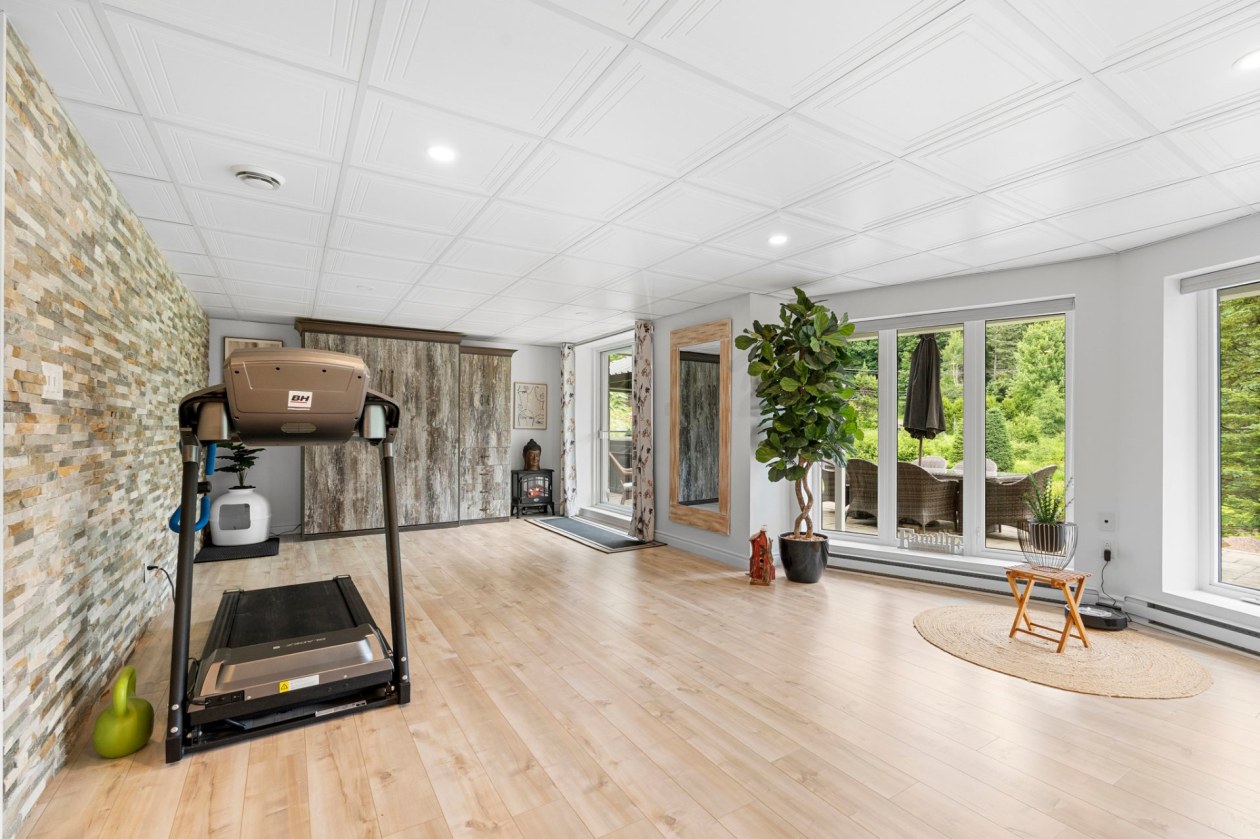 Salle familiale — 18, Ch. des Rochers, Saint-Sauveur, J0R1R1, Saint-Sauveur