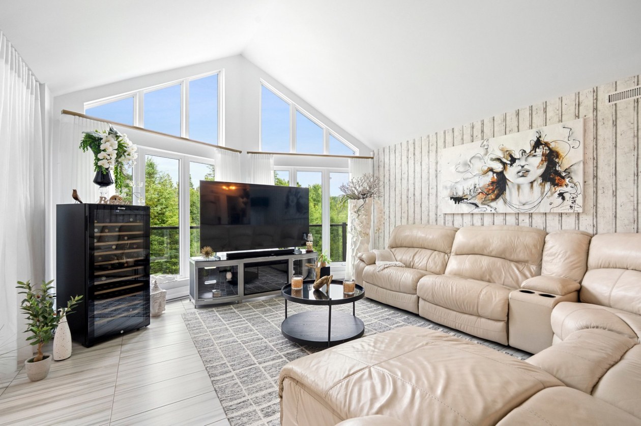 Salon — 18, Ch. des Rochers, Saint-Sauveur, J0R1R1, Saint-Sauveur