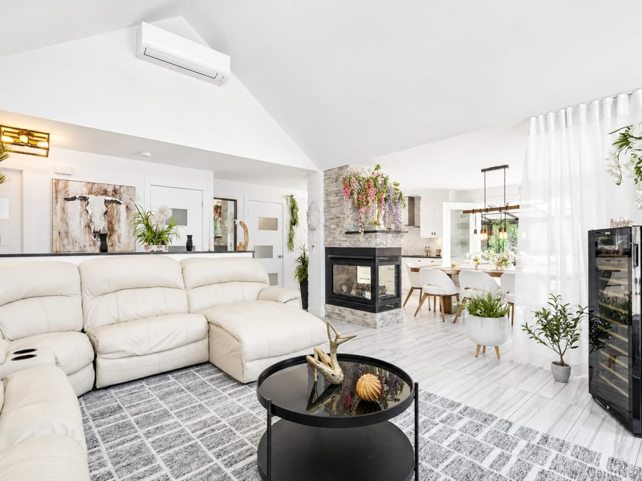 Salon — 18, Ch. des Rochers, Saint-Sauveur, J0R1R1, Saint-Sauveur