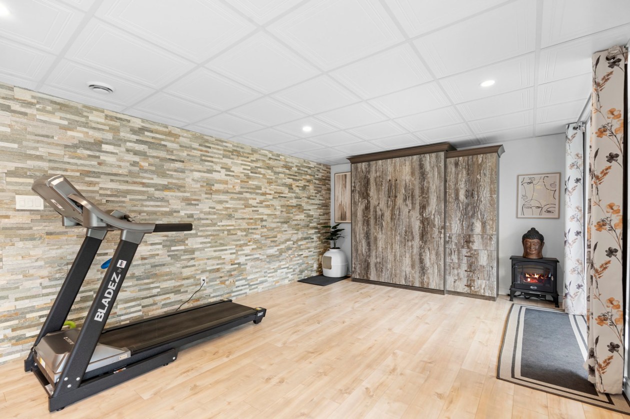 Salle familiale — 18, Ch. des Rochers, Saint-Sauveur, J0R1R1, Saint-Sauveur