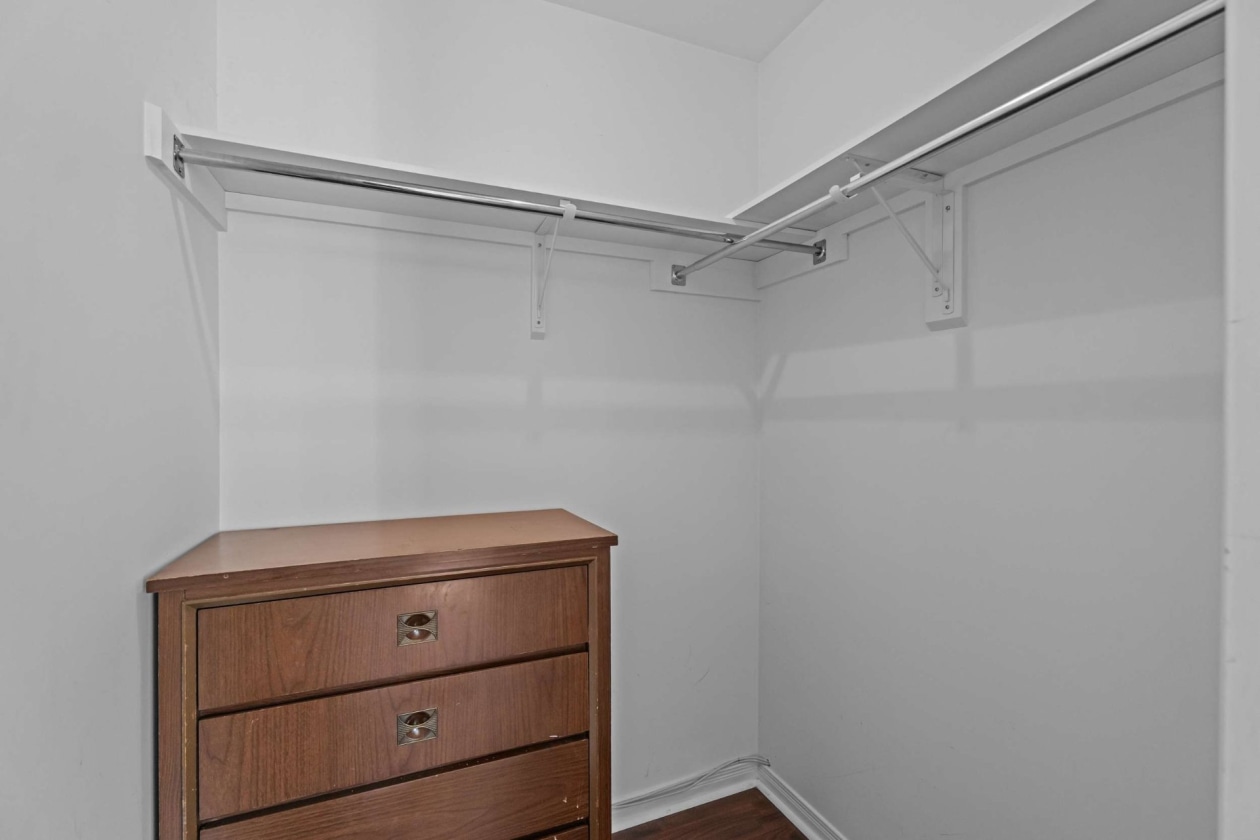Penderie — 2194, Ch. Ste-Marie, 6, Mascouche, J7L1A5, Mascouche