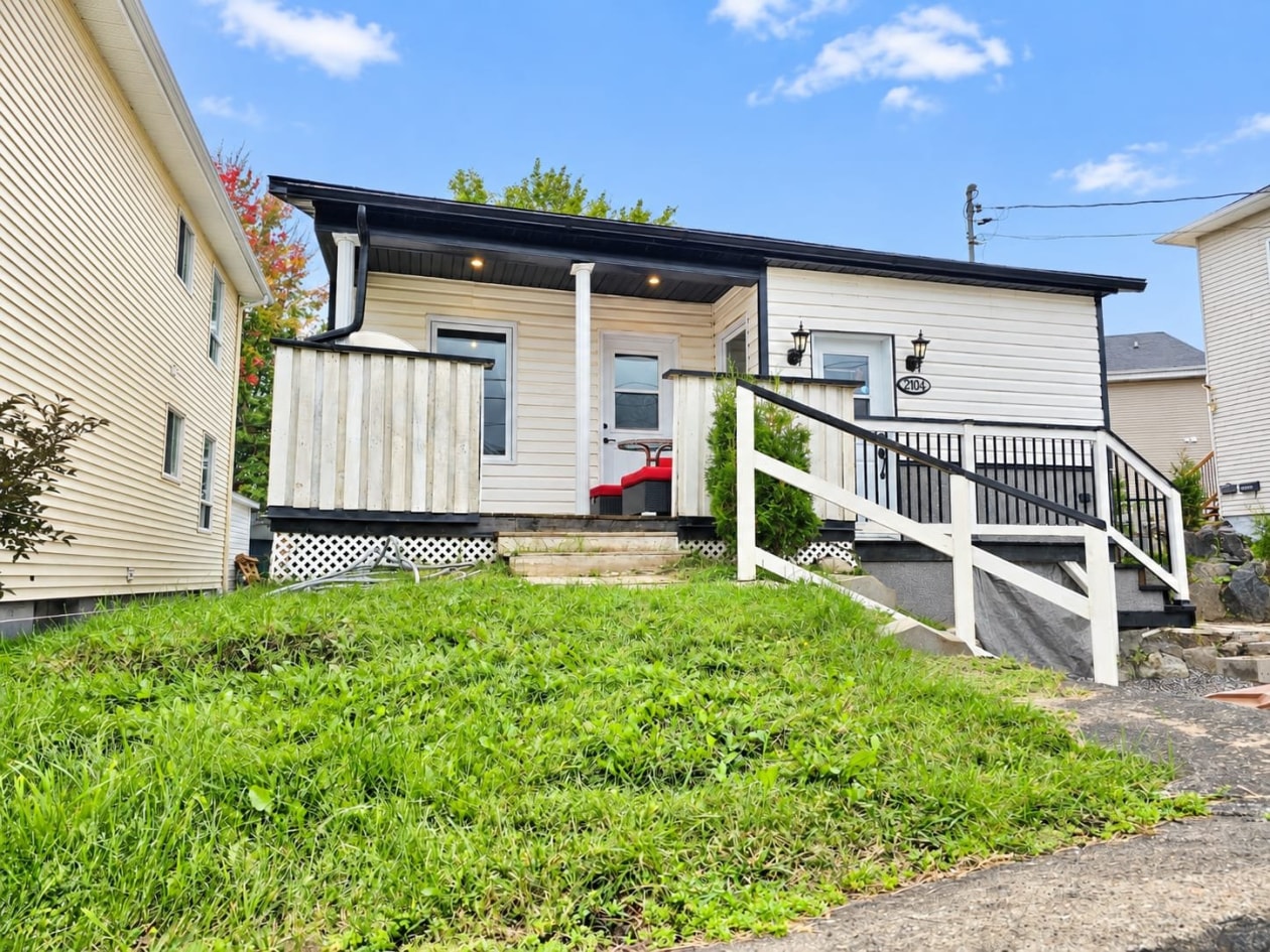 Façade — 2104 Rue St-Jacques, Saguenay