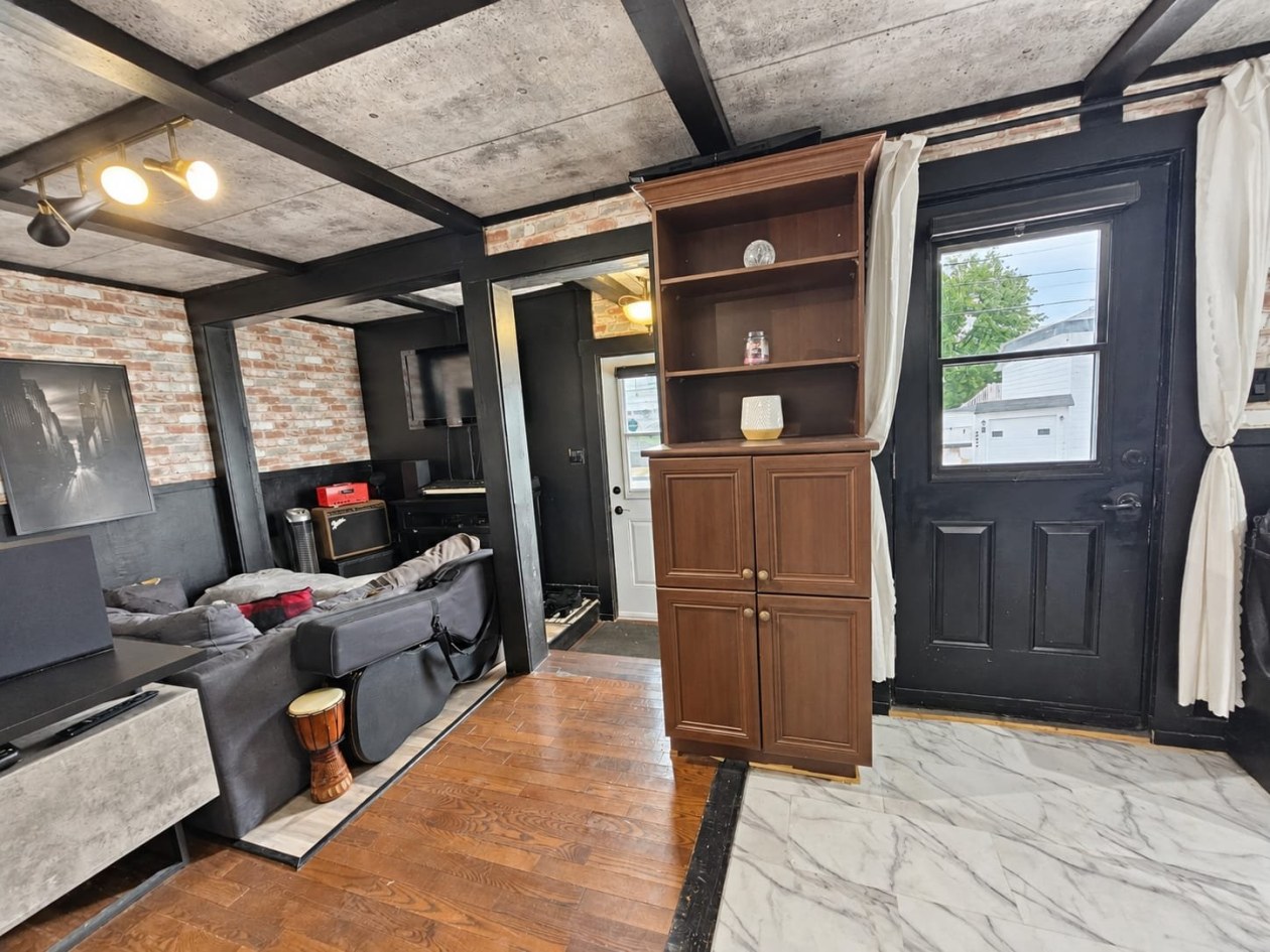 Salon — 2104 Rue St-Jacques, Saguenay
