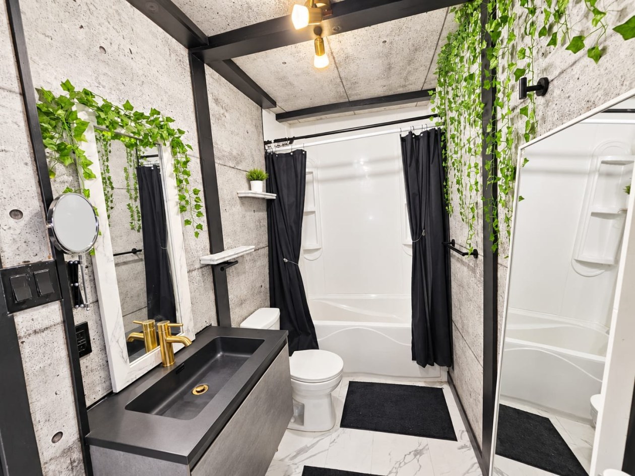 Salle de bains — 2104 Rue St-Jacques, Saguenay