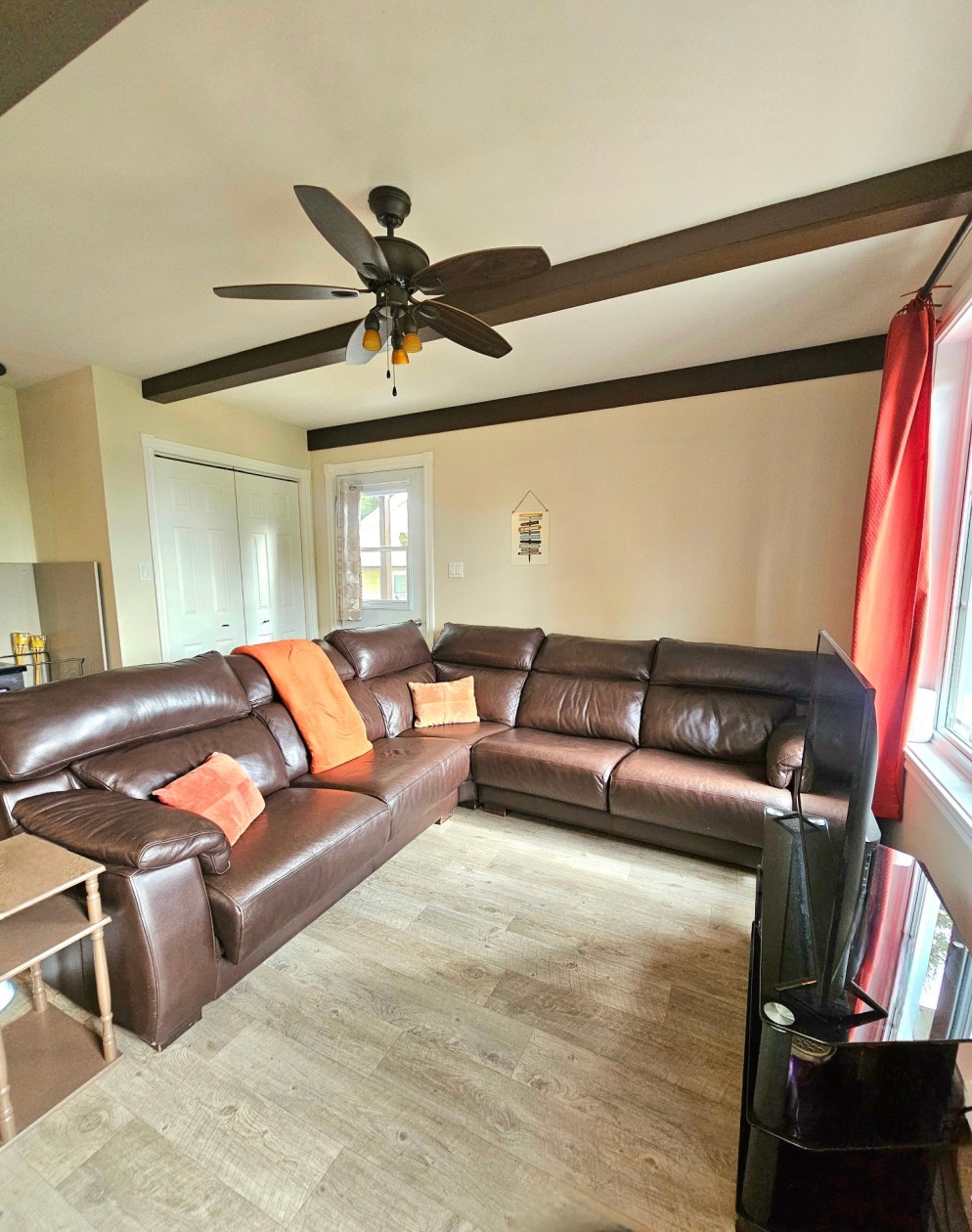 Salon — 98 Ch. du Lac-Lavoie, Saint-Alexandre-des-Lacs