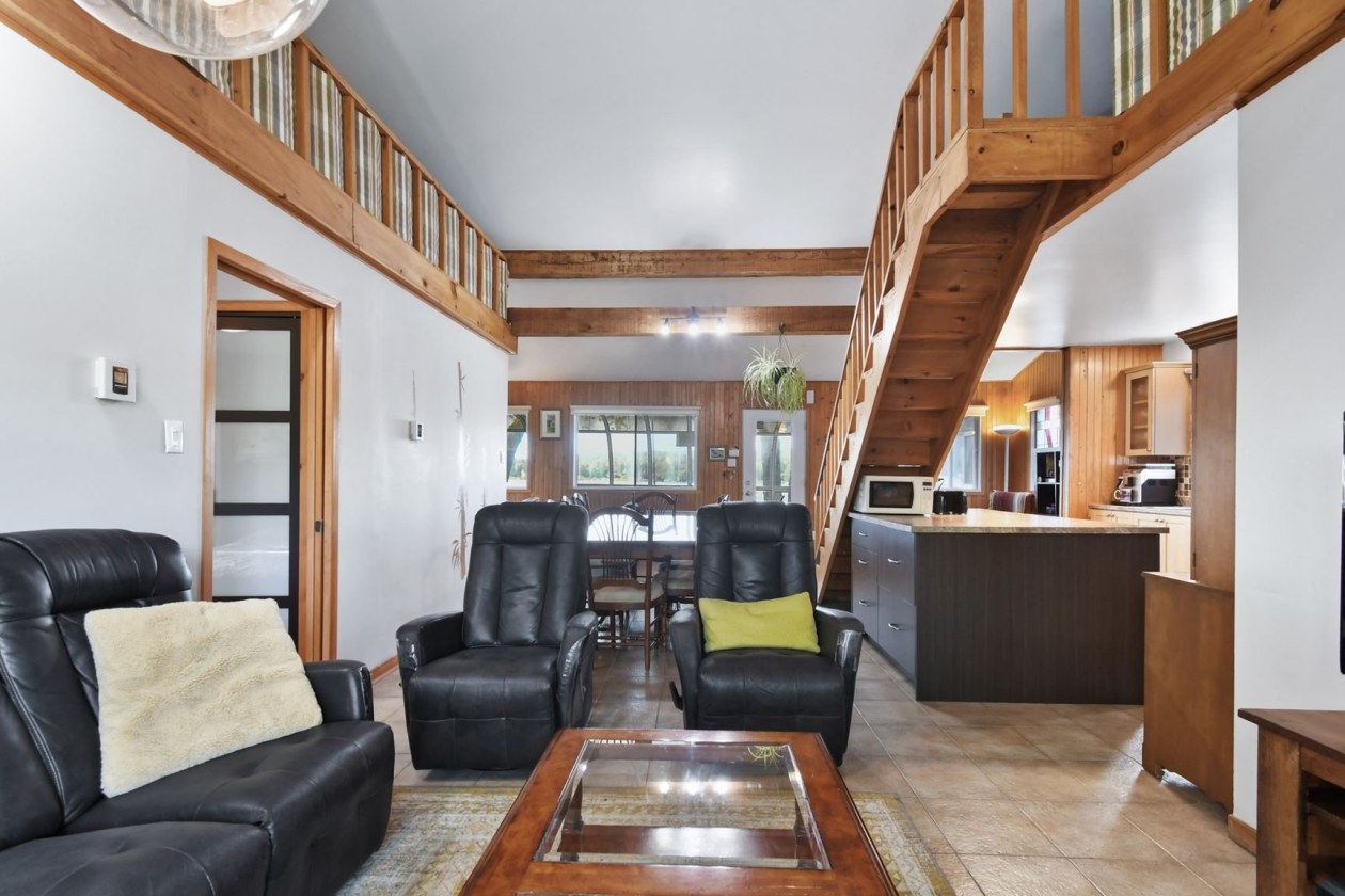 Salon — 156 Ch. de la Presqu'île-Asselin, Saint-Jean-de-Matha