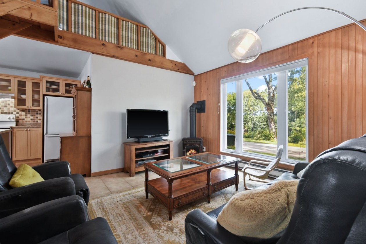 Salon — 156 Ch. de la Presqu'île-Asselin, Saint-Jean-de-Matha