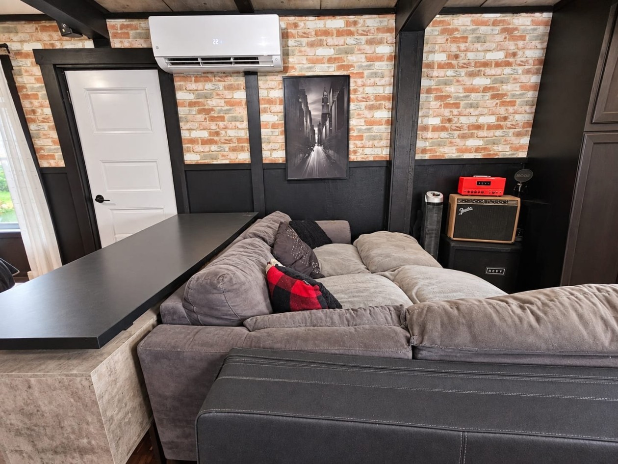 Salon — 2104 Rue St-Jacques, Saguenay