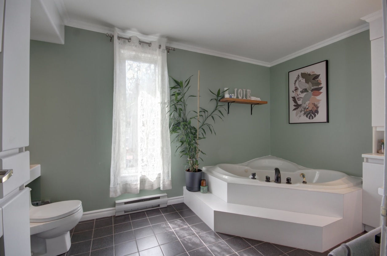 Salle de bains — 260 Boul. St-Luc, Alma