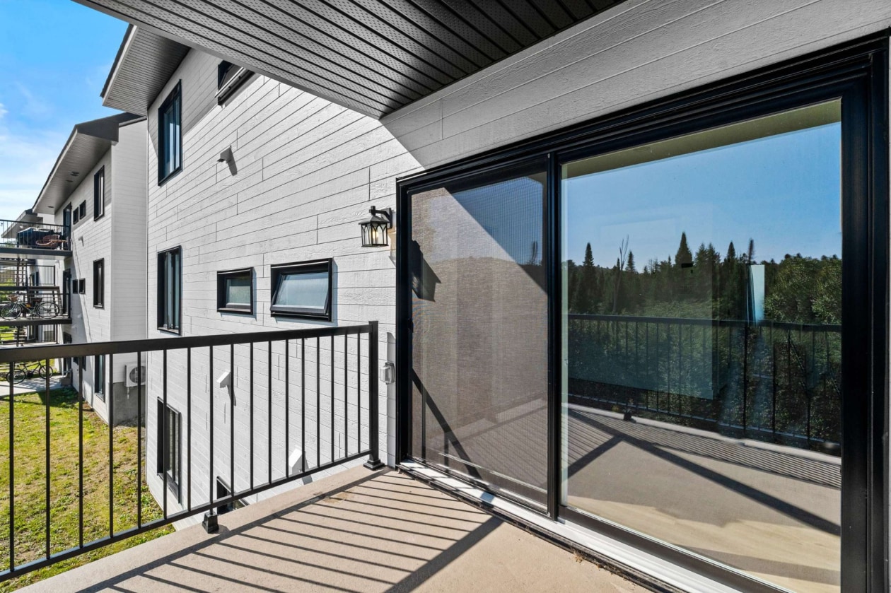 Balcon — 993 - 997 Rue Principale, Saint-Côme