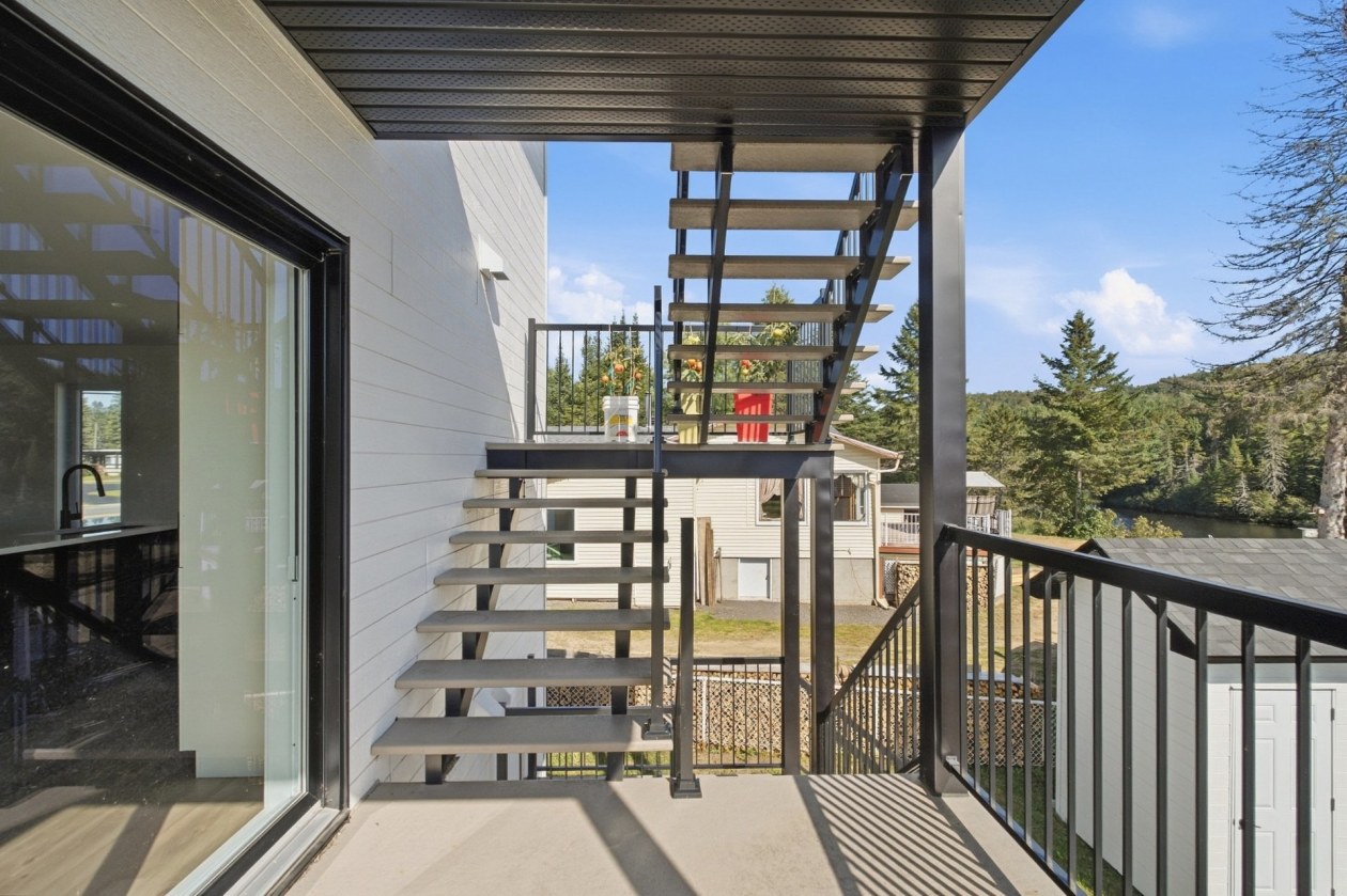 Balcon — 993 - 997 Rue Principale, Saint-Côme