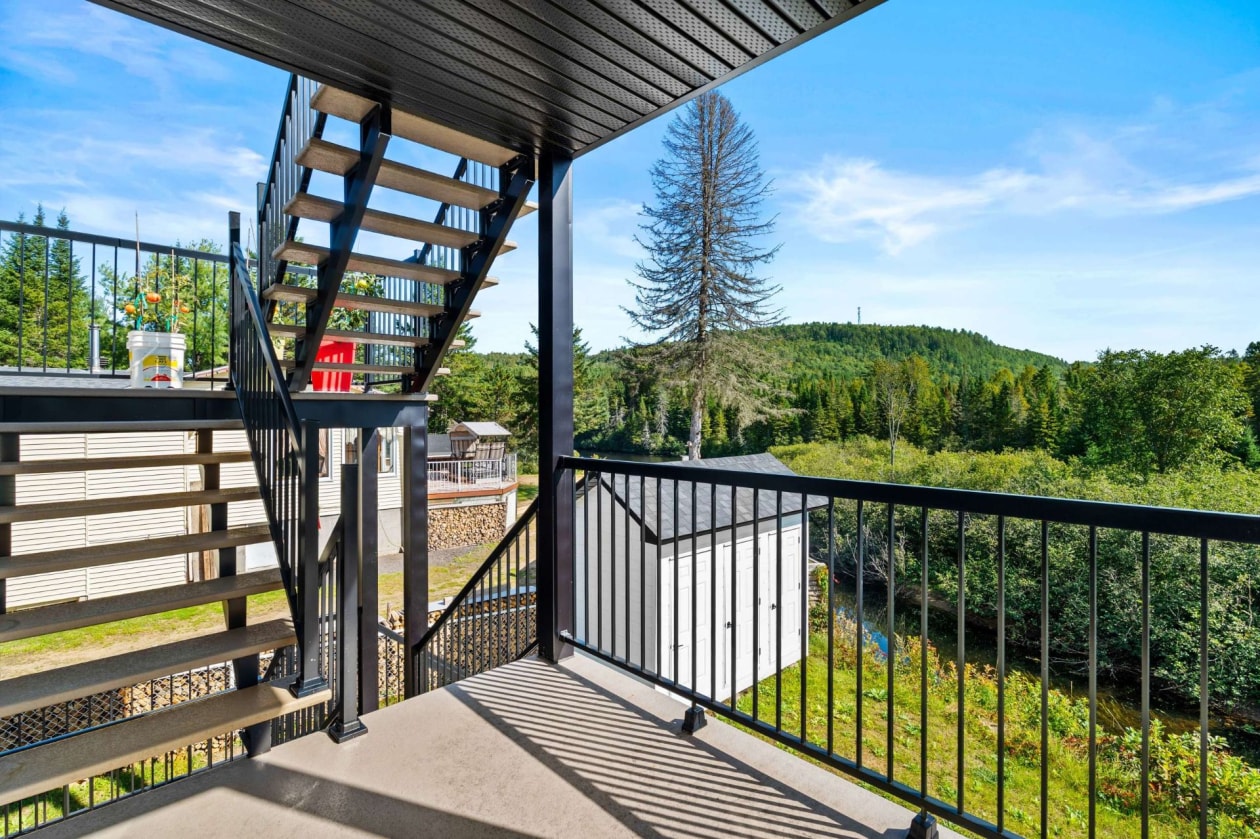 Balcon — 993 - 997 Rue Principale, Saint-Côme