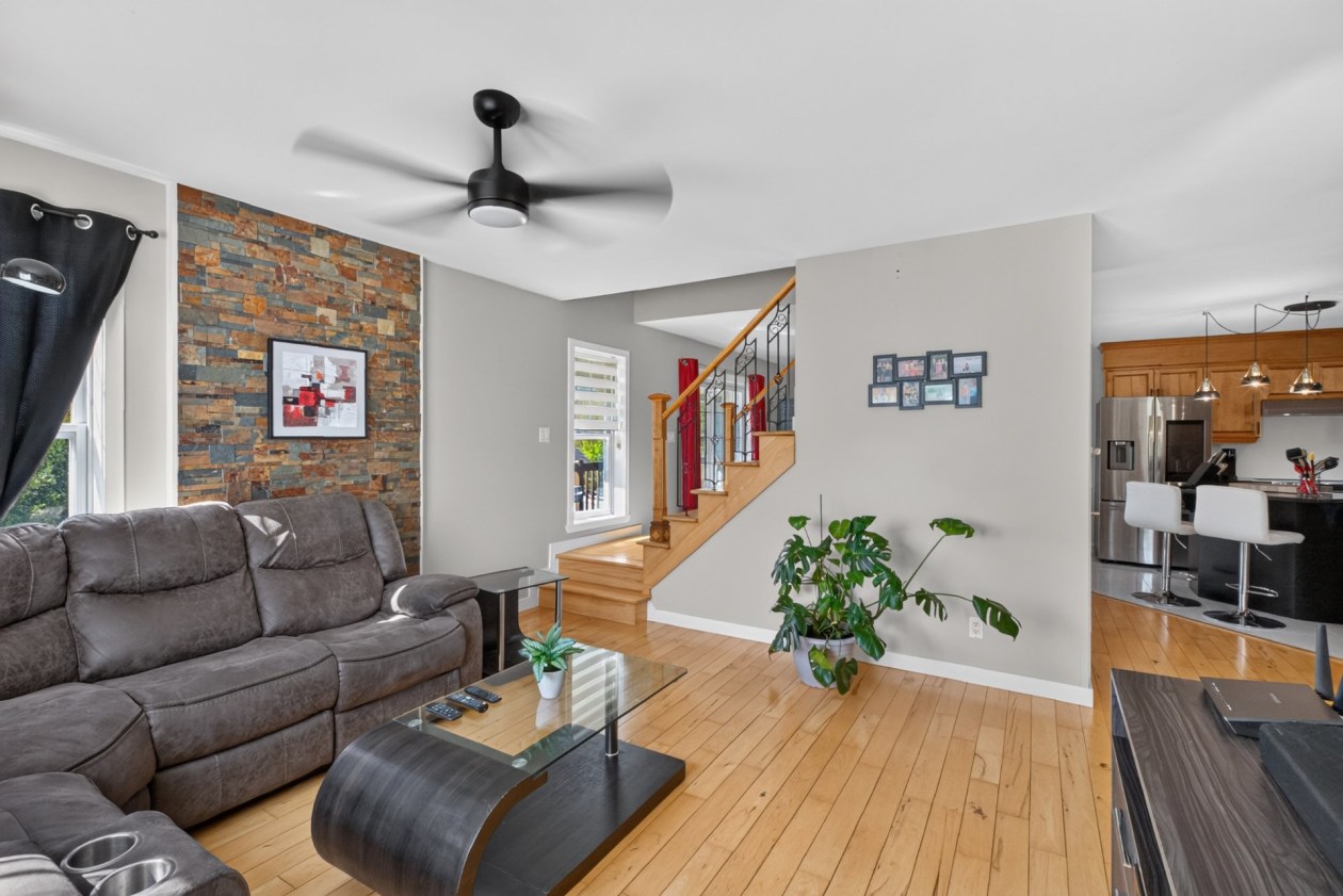 Salon — 70, Rue Principale O., Notre-Dame-des-Bois, J0B2E0, Notre-Dame-des-Bois