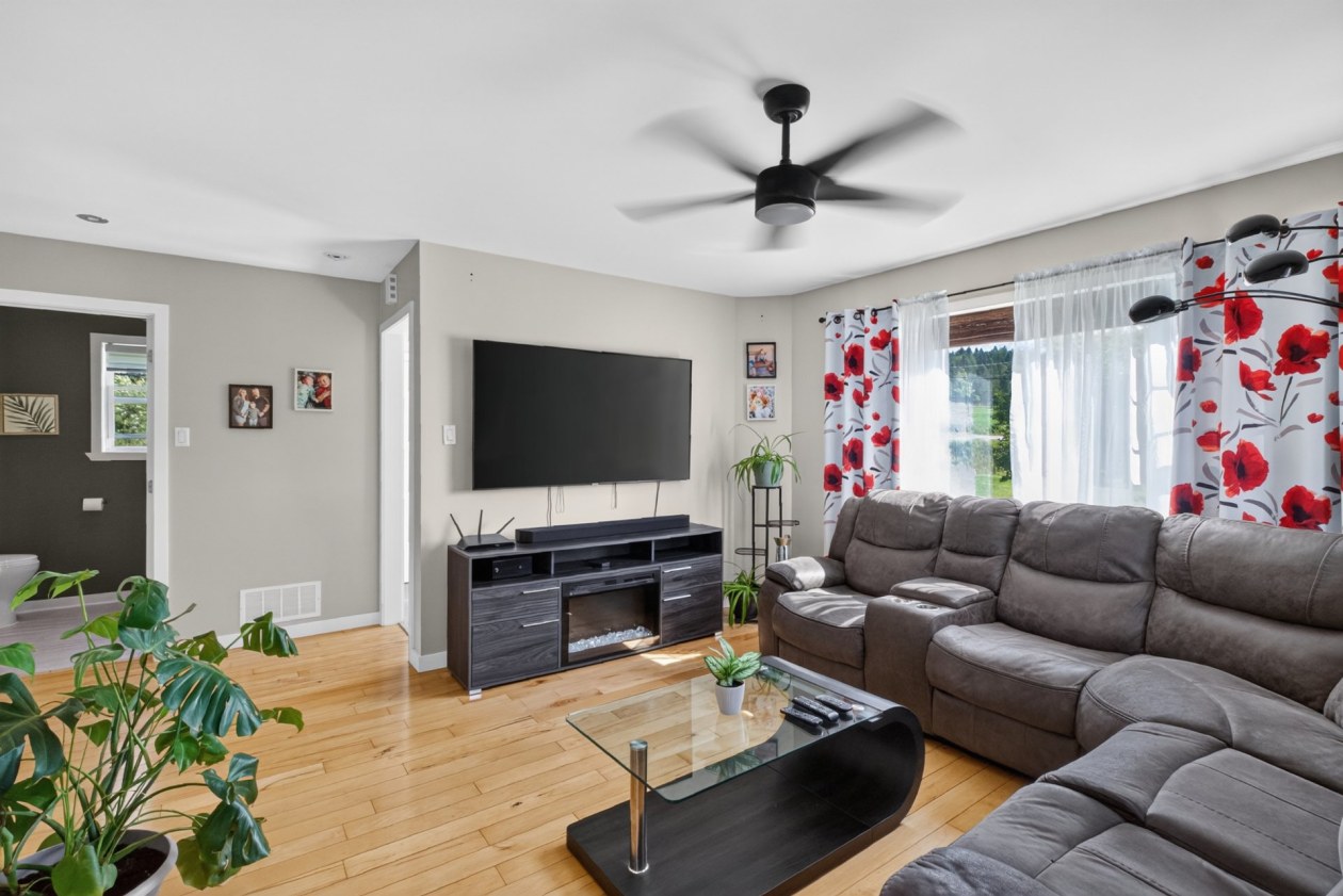 Salon — 70, Rue Principale O., Notre-Dame-des-Bois, J0B2E0, Notre-Dame-des-Bois