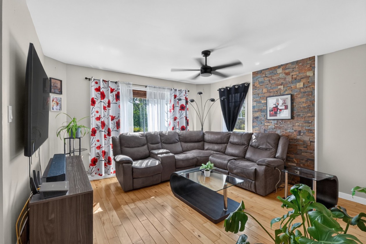 Salon — 70, Rue Principale O., Notre-Dame-des-Bois, J0B2E0, Notre-Dame-des-Bois