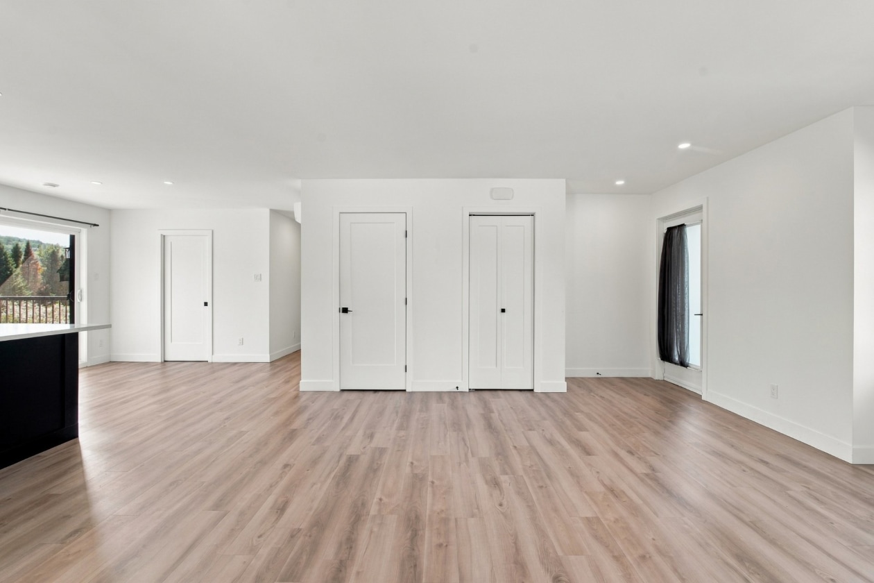 Salon — 1005 - 1009 Rue Principale, Saint-Côme