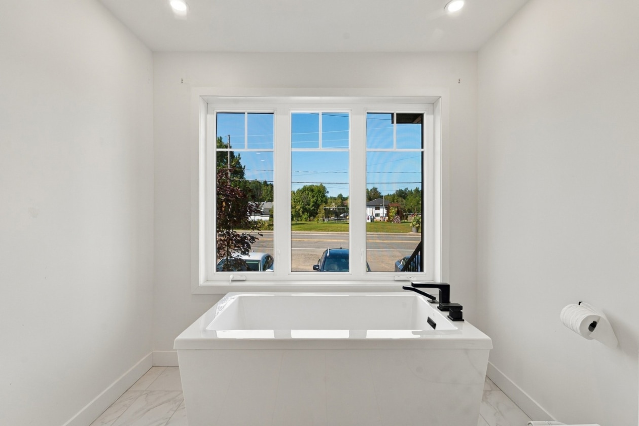 Salle de bains — 999 - 1003 Rue Principale, Saint-Côme
