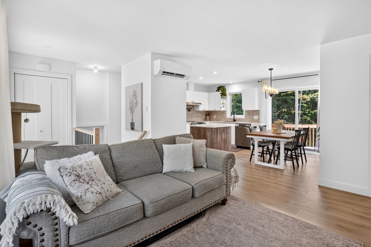 Salon — 878, Rue des Tournesols, Saint-Hippolyte, J8A0N5, Saint-Hippolyte