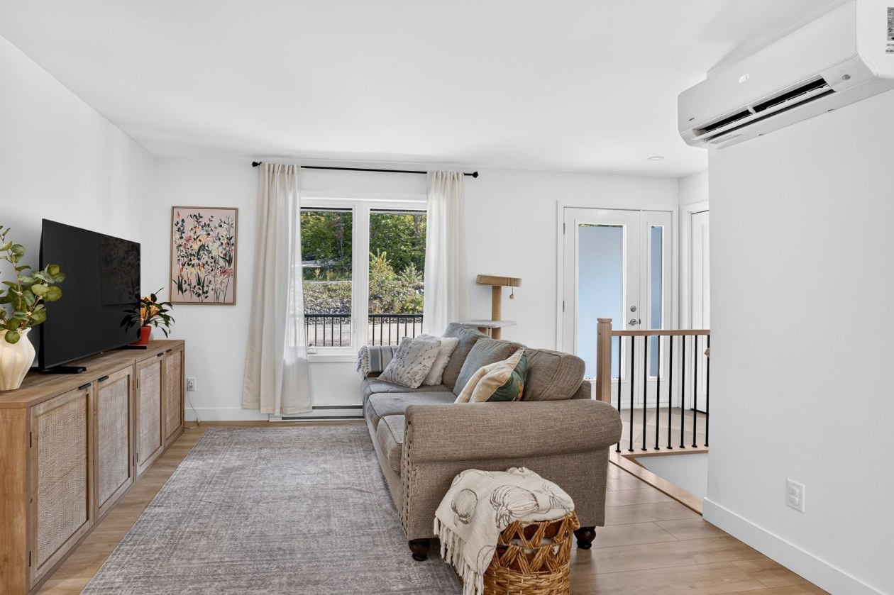 Salon — 878, Rue des Tournesols, Saint-Hippolyte, J8A0N5, Saint-Hippolyte