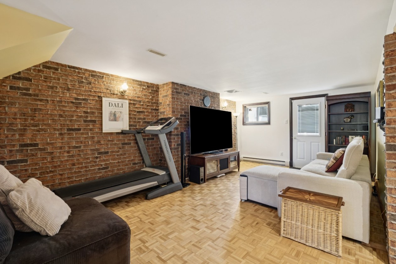 Salle familiale — 1245, Rue Sherbrooke, Montréal (Lachine), H8S1J3, Montréal (Lachine)