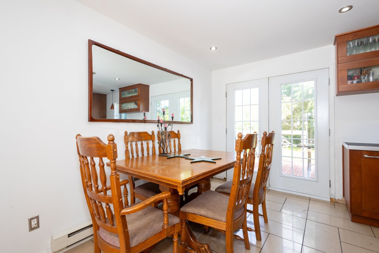 Salle à manger — 289 Boul. St-Francis, Châteauguay