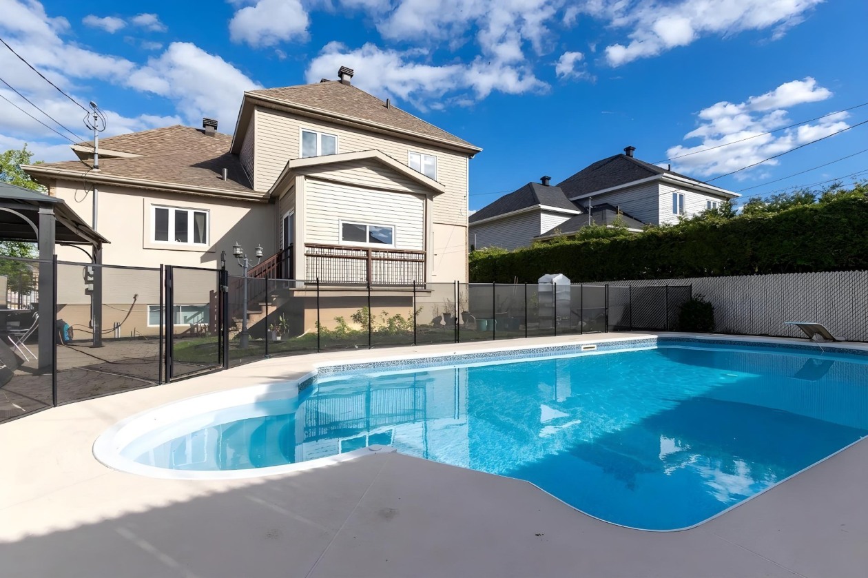 Piscine — 8635, Rue Orsay, Brossard, J4Y3G4, Brossard