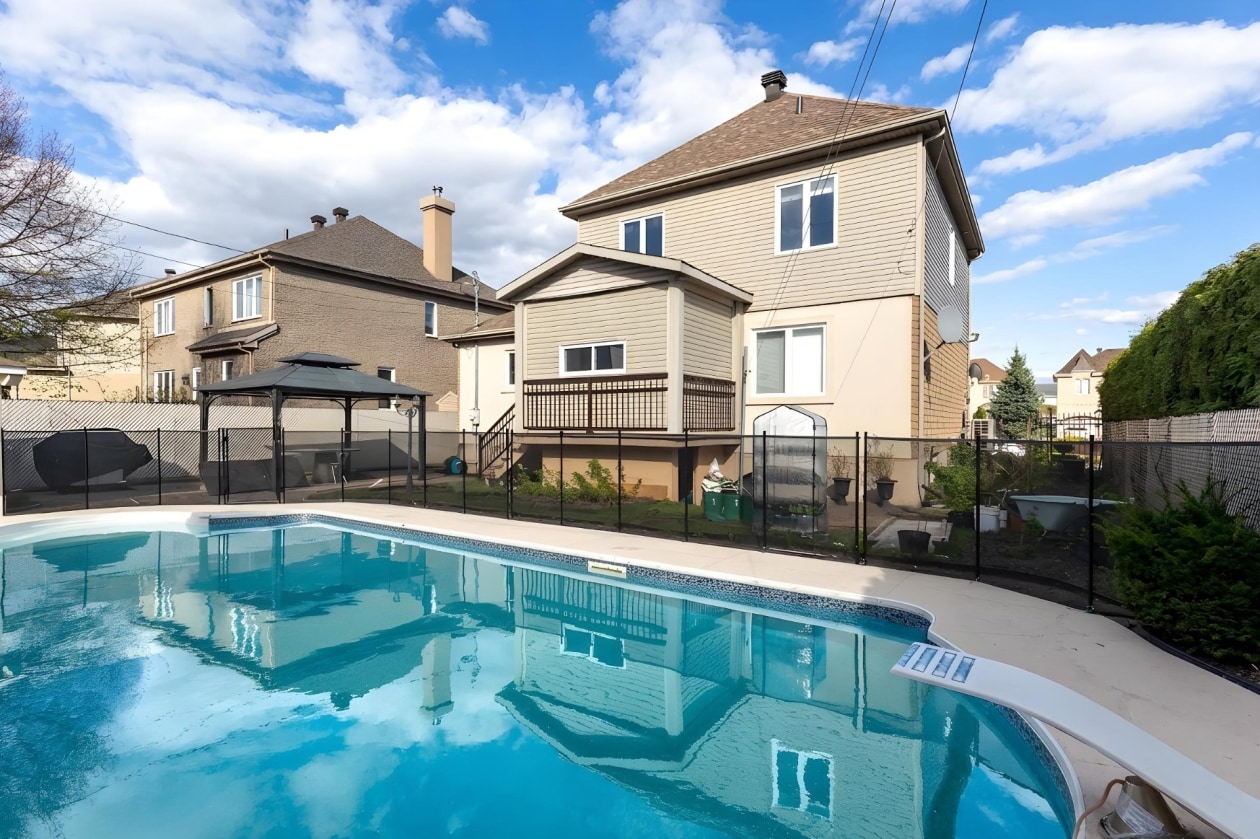 Piscine — 8635, Rue Orsay, Brossard, J4Y3G4, Brossard