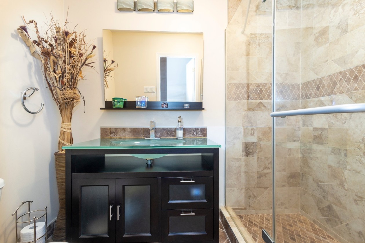 Salle de bains — 8635, Rue Orsay, Brossard, J4Y3G4, Brossard