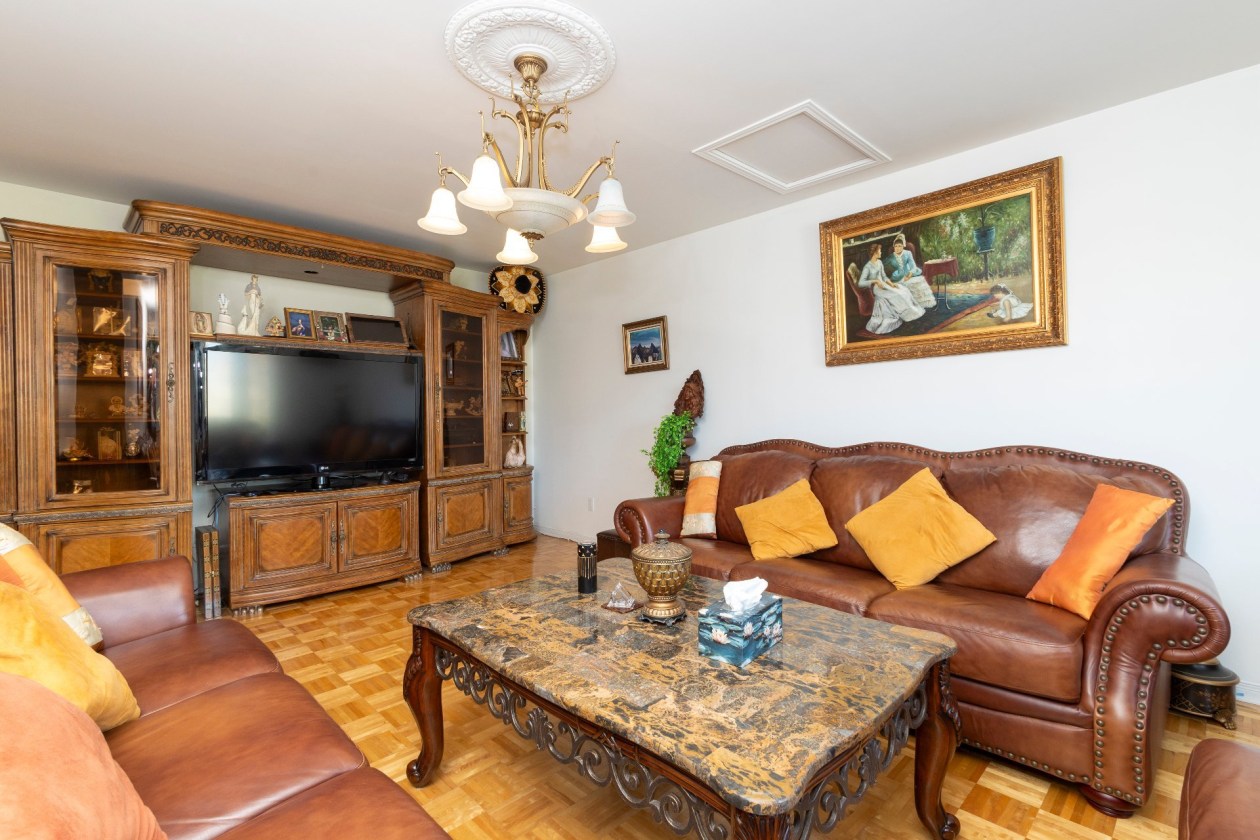 Salle familiale — 8635, Rue Orsay, Brossard, J4Y3G4, Brossard