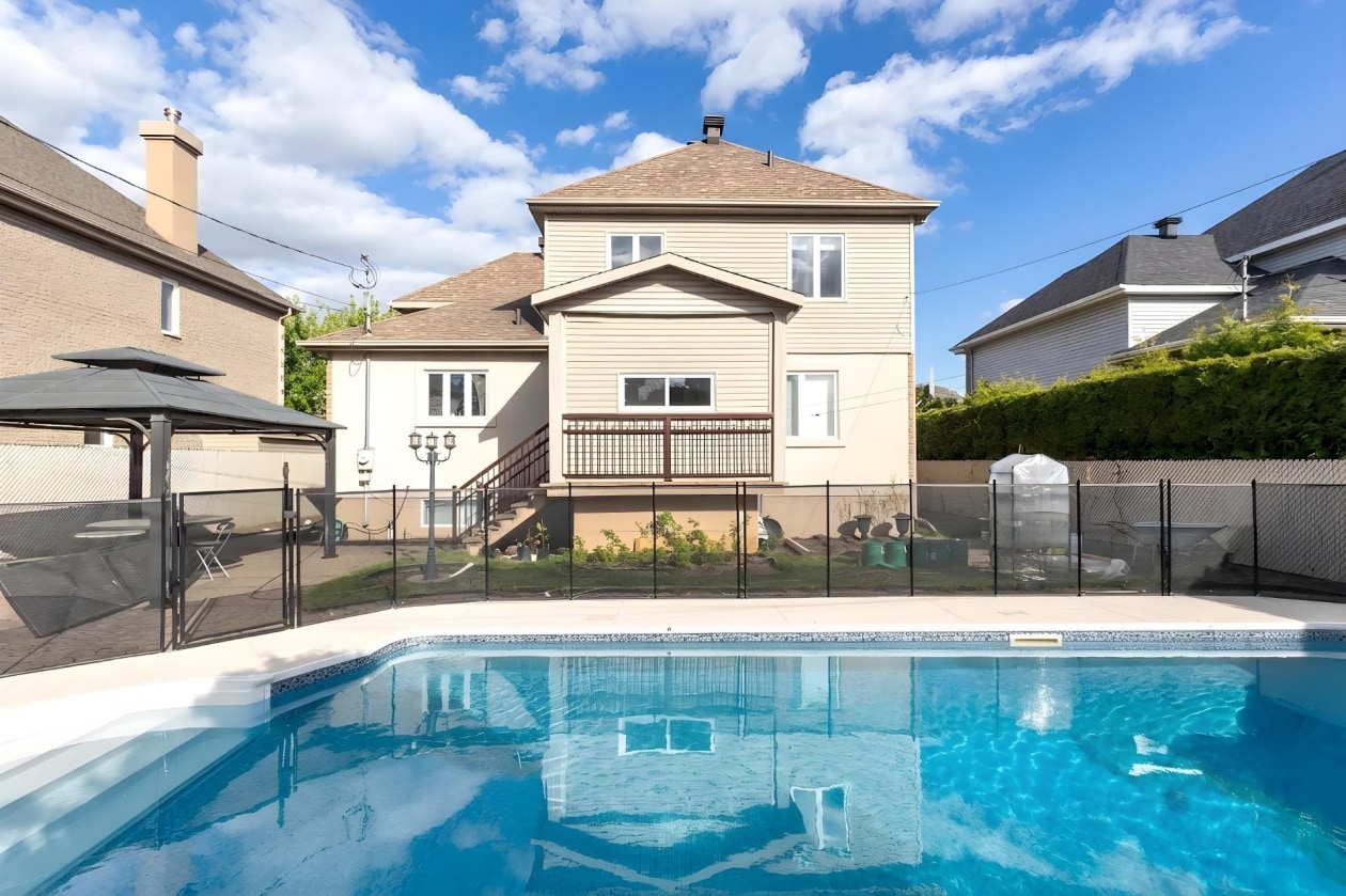 Piscine — 8635, Rue Orsay, Brossard, J4Y3G4, Brossard