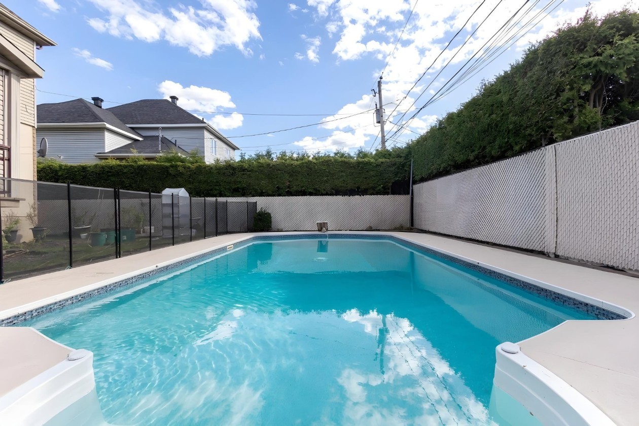 Piscine — 8635, Rue Orsay, Brossard, J4Y3G4, Brossard