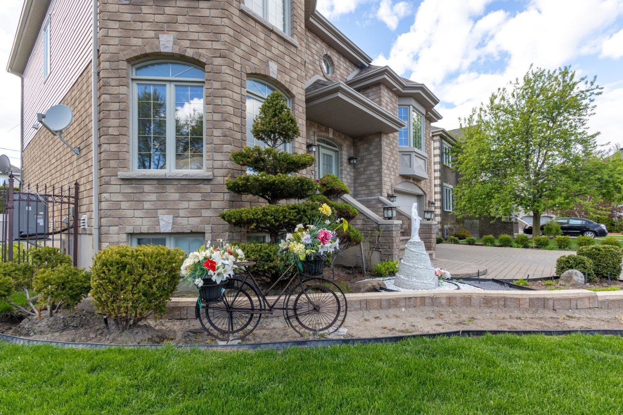 Façade — 8635, Rue Orsay, Brossard, J4Y3G4, Brossard