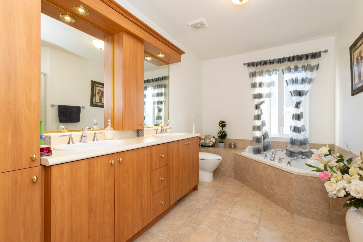 Salle de bains — 8635, Rue Orsay, Brossard, J4Y3G4, Brossard